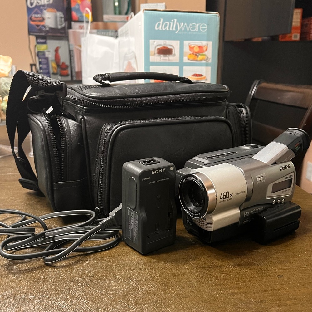 *VINTAGE* Sony HandyCam Nightshot CCD-TR818 Video Camera